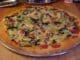 Pizza aux courgettes, saumon et crevettes