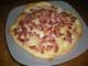 Pizza aux oignons et lardons