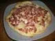 Pizza aux oignons et lardons