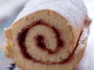 Gâteau roulé aux fraises